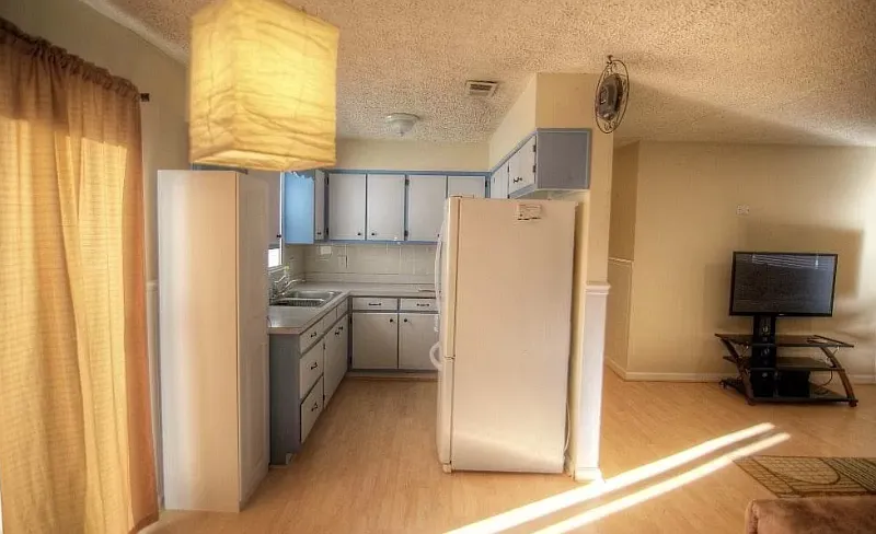 3 bed, 1.5 bath, 1256 sqft, $2,350 — Photo 2