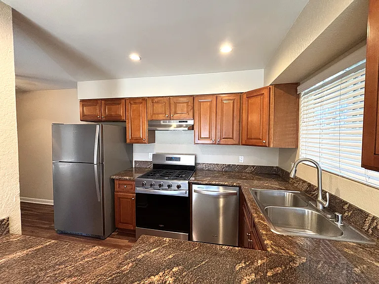 Sycamore Terrace Apartments — Photo 46
