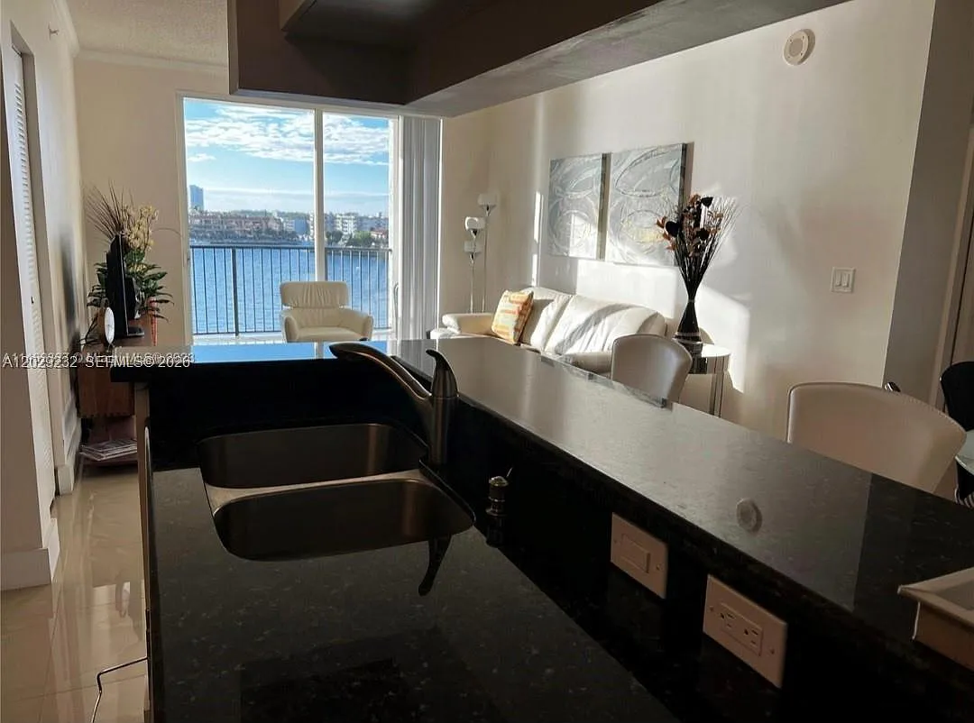 2 bed, 1116 sqft, $3,550 — Photo 2