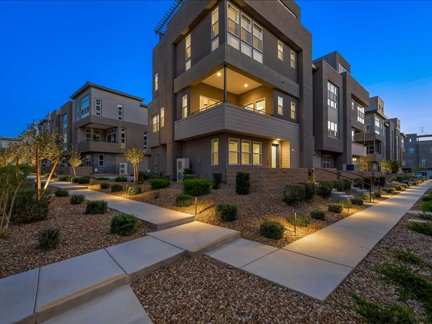 Stunning Toll Brothers Town Home in Inspirada with Rooftop Deck! — Photo 1