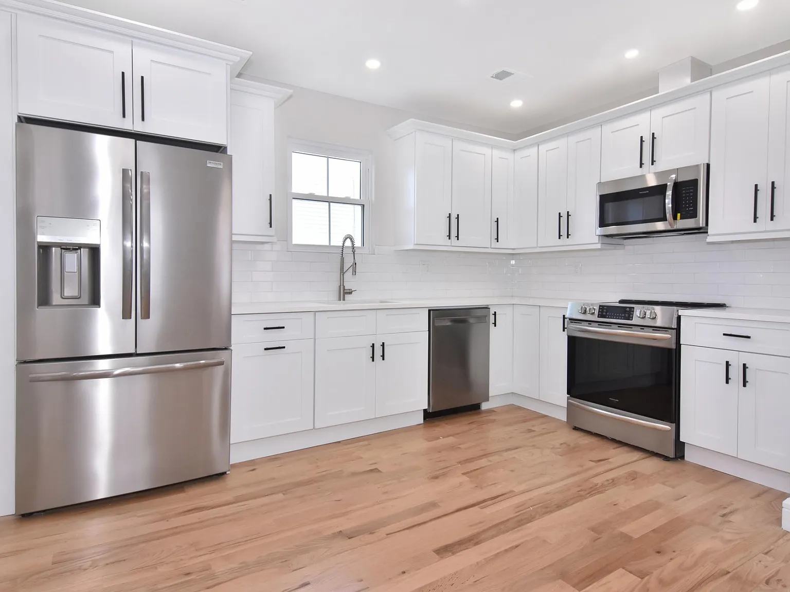 3 bed, 1200 sqft, $4,600 — Photo 4