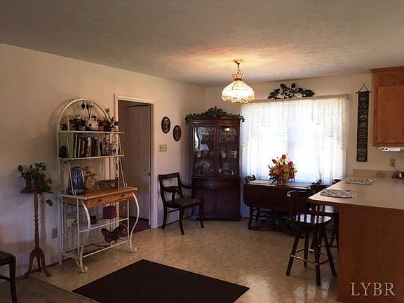 5th image of 303 Shady Oak Dr