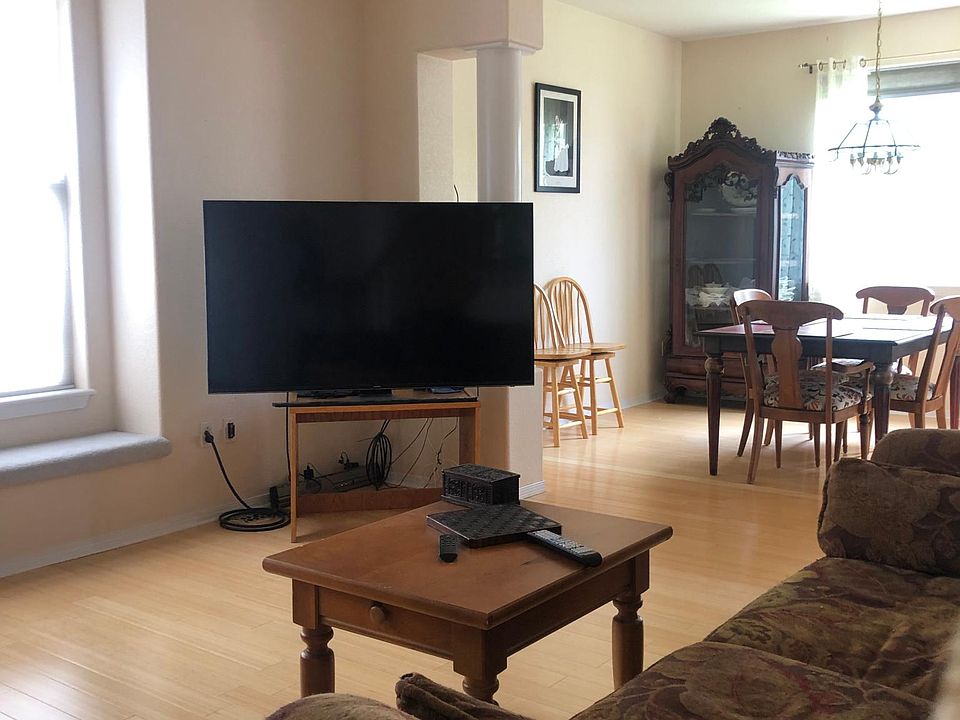 2nd image of 521 Rider Ridge Dr