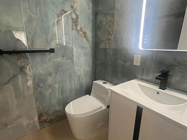 101 SE 6th Ave #5 — Photo 11