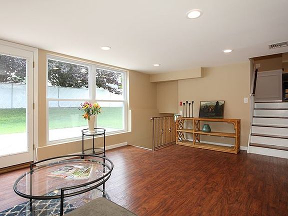 3rd image of 270 Ringwood Dr