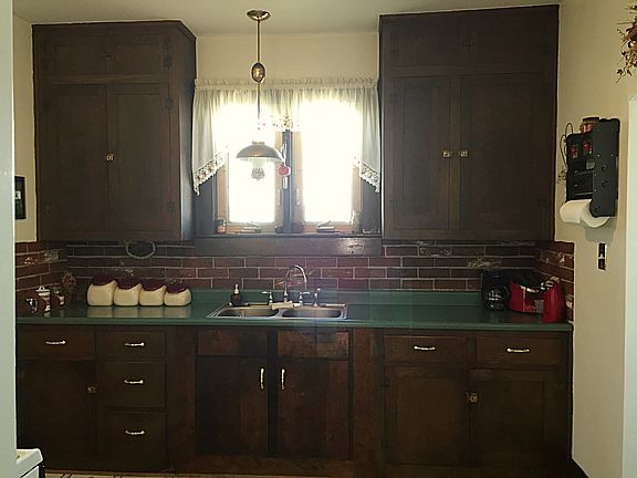 5th image of 44 Oak St