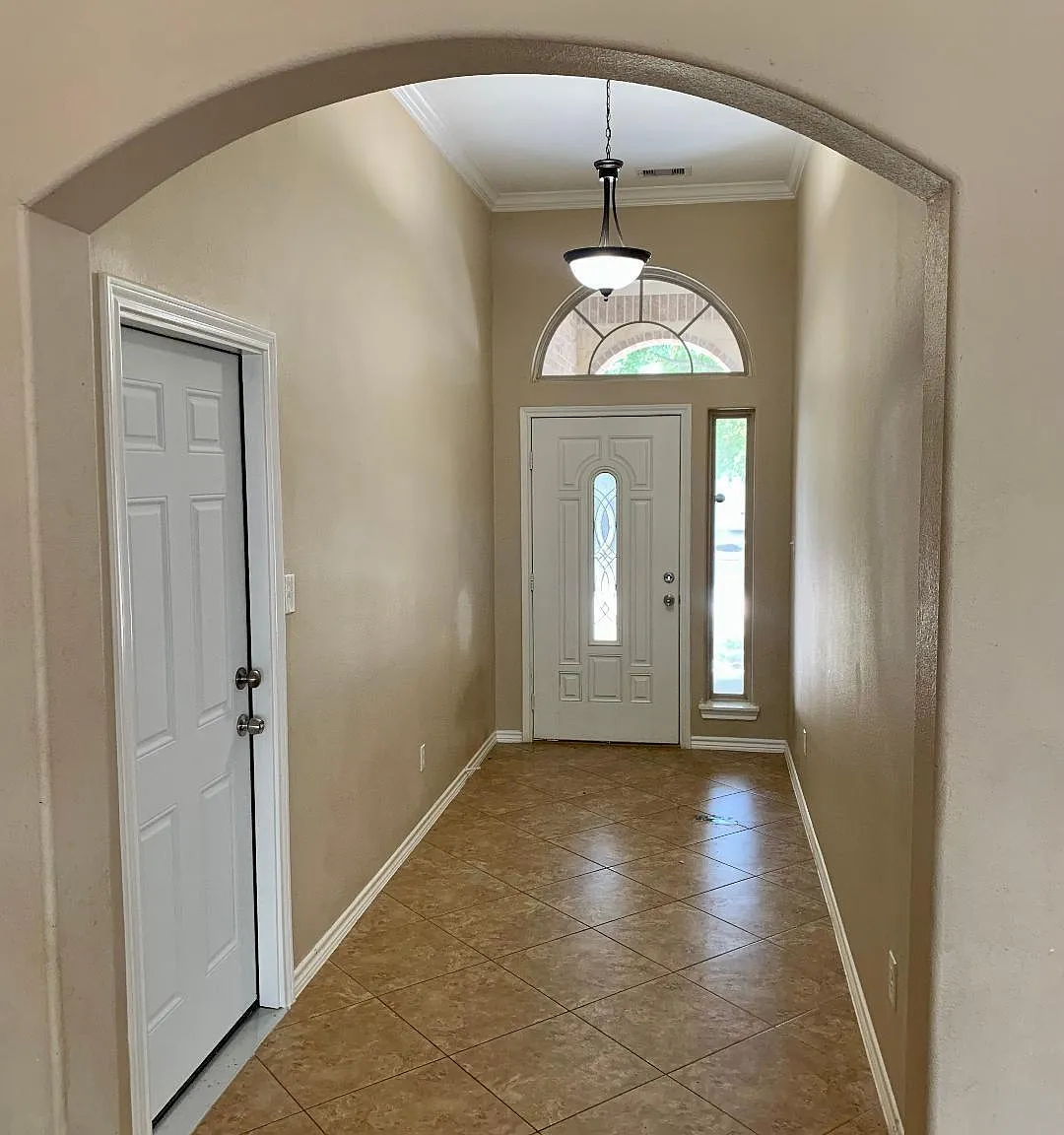 3 bed, 2.0 bath, 1902 sqft, $2,199 — Photo 3