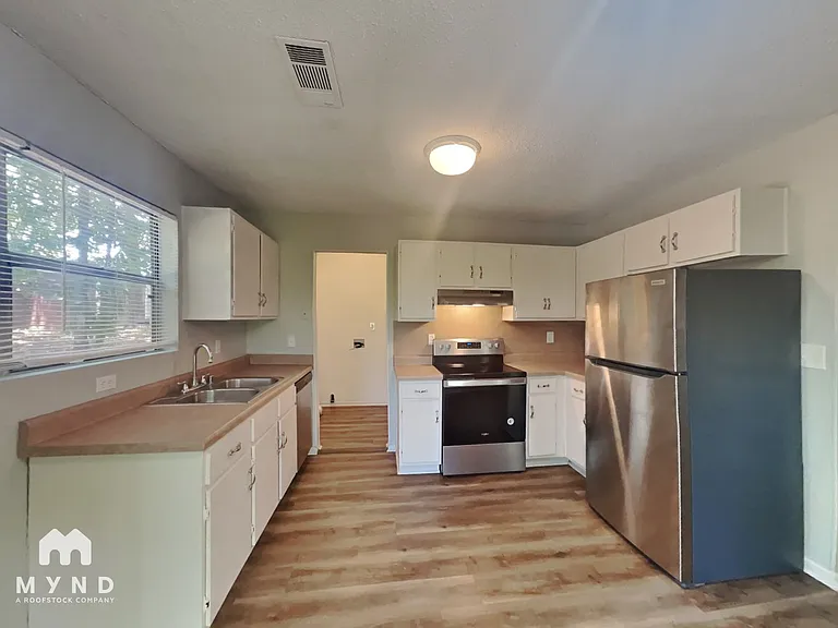 5910 Honeysuckle Cir — Photo 4