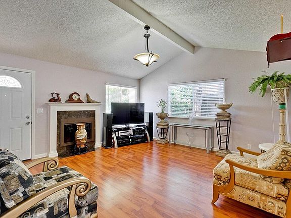 4th image of 565 Elmbrook Way
