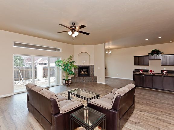 4th image of 916 Echo Canyon St