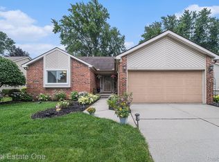 1124 Baker Ct, Troy, MI 48083