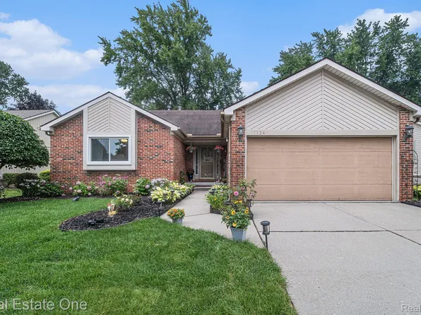 1124 Baker Ct, Troy, MI 48083
