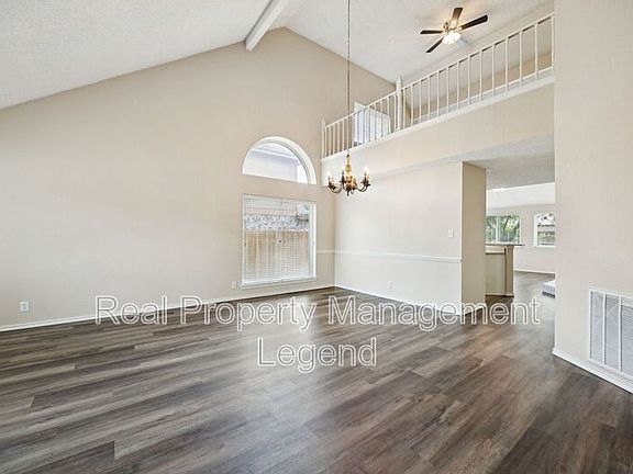 3rd image of 817 Sewell Dr