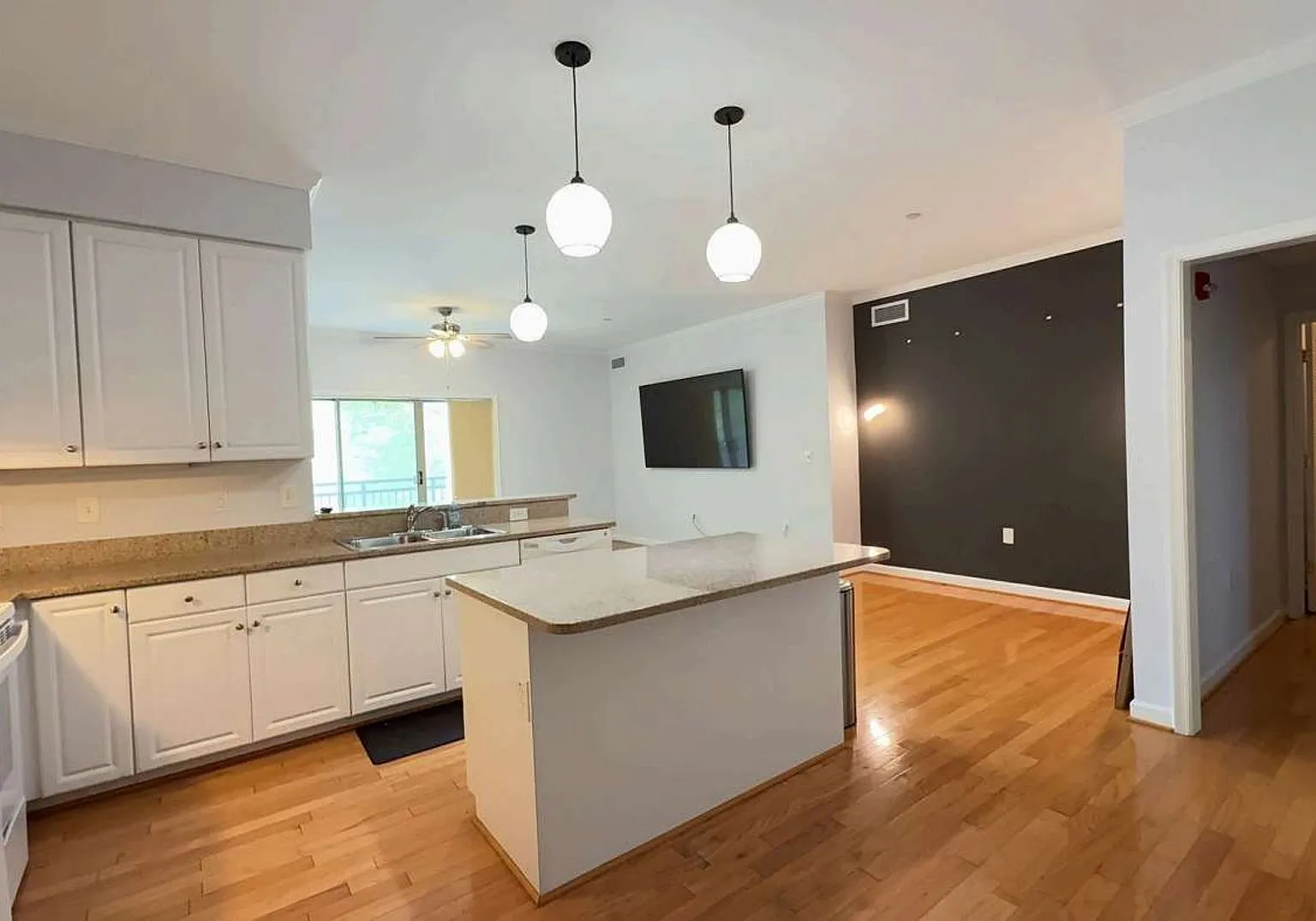 Charming 2-Bedroom Condo in Port Warwick — Photo 3