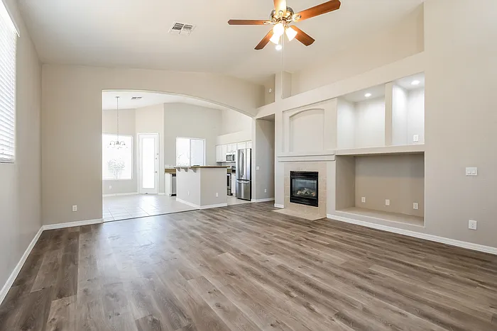6614 W Rowel Rd — Photo 4