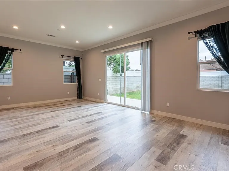 6940 Peach Ave — Photo 47