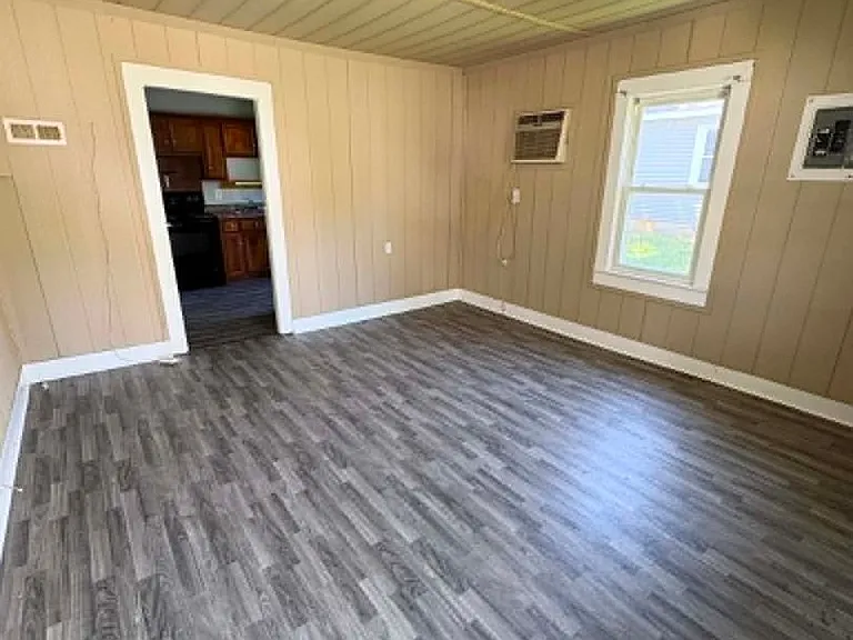 310 McKenna St — Photo 2