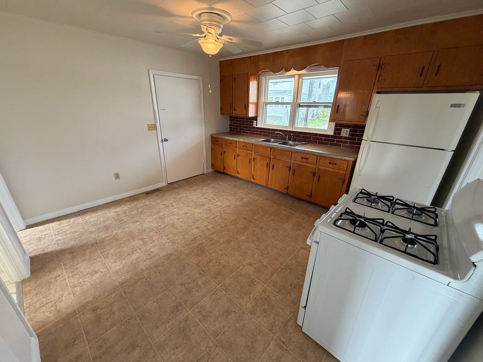 2 bed, 900 sqft, $1,700 — Photo 2