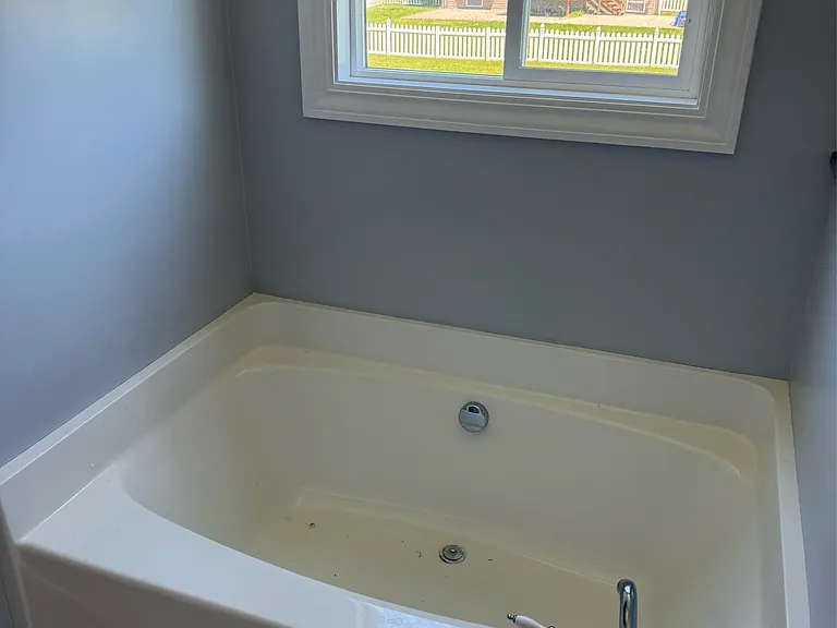 Tub primary bathroom