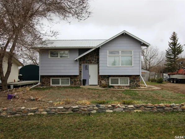 128 1st Street E, Frontier, SK S0N 0W0