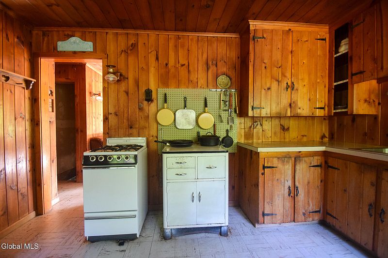 4th image of 327 Wardsboro Road