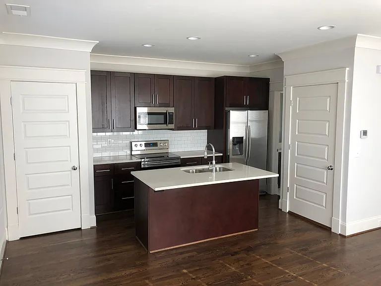 2121 Roslyn Ave — Photo 21