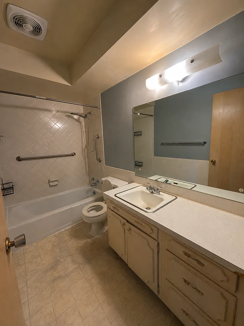 Beverly Manor 1736 — Photo 2