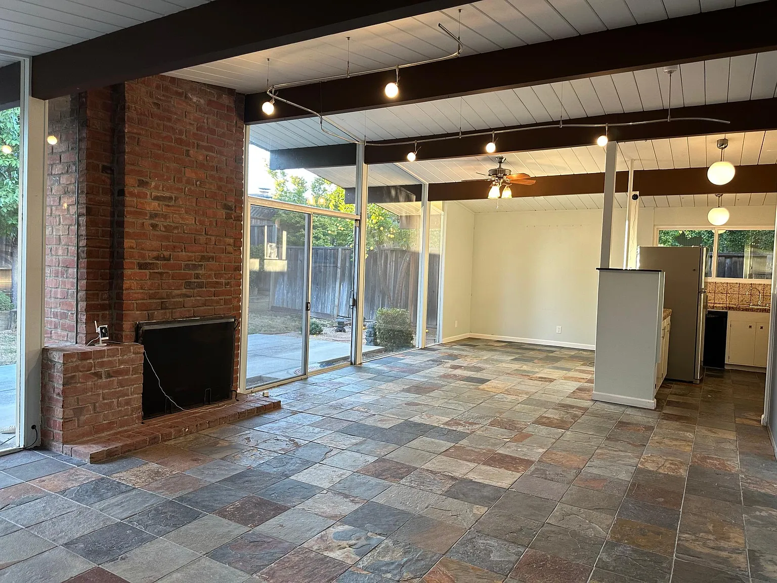 4 bed, 1516 sqft, $5,700 — Photo 2