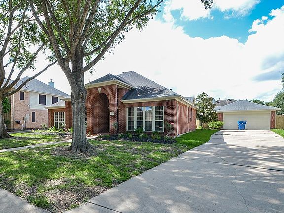 2nd image of 2024 Pembroke Bay Dr