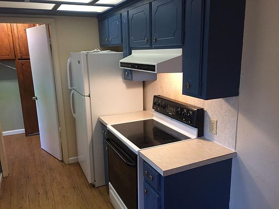 KITCHEN W/STOVE, FRIDGE, DISHWASHER