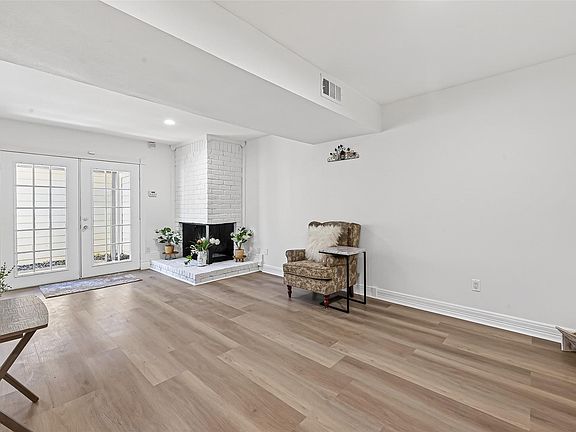 5th image of 724 Country Place Dr APT E