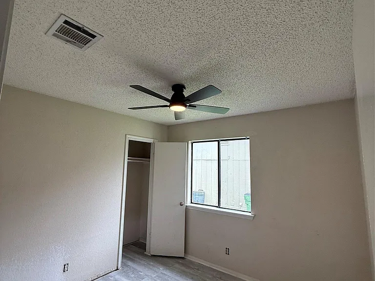 1100 E Logan St — Photo 10