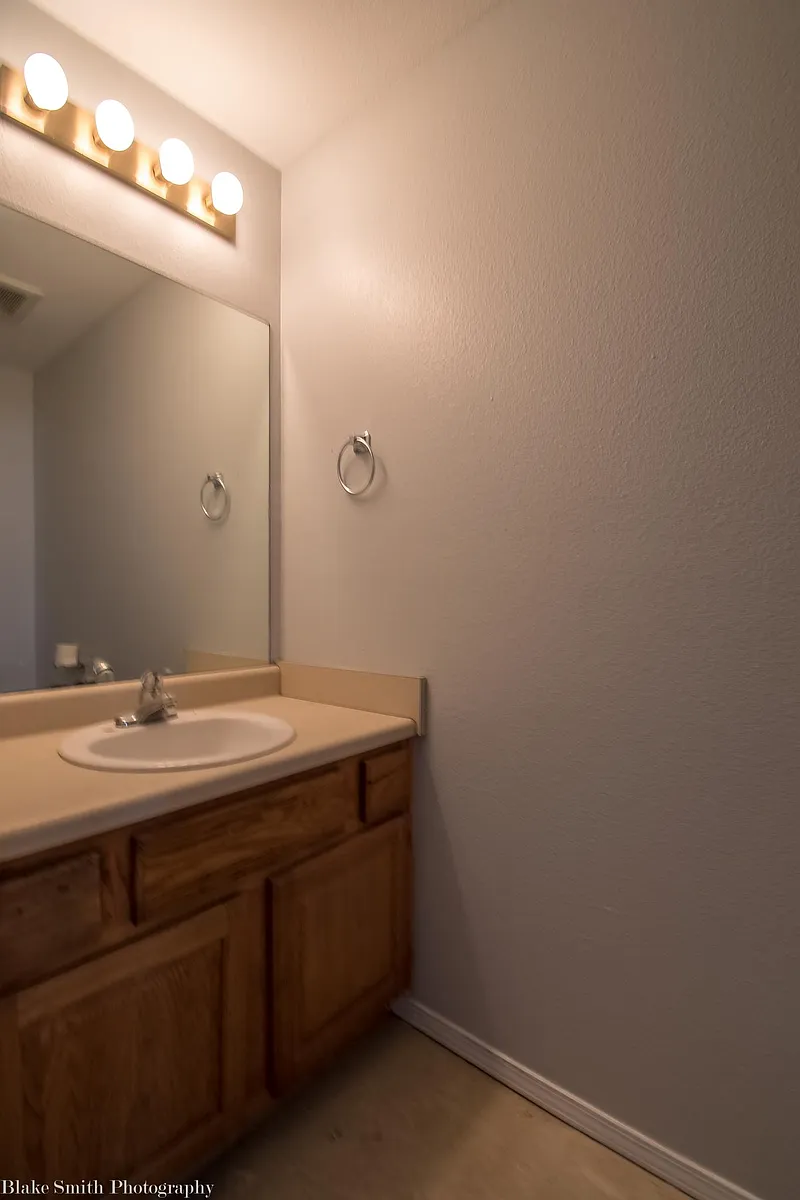 Building Photo - 250 Meadow Ct #250