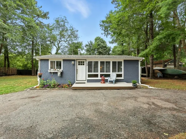 38 Lakeside Dr, Barnstable, MA 02630