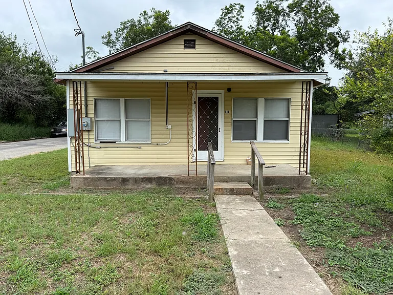 310 E Rachal St — Photo 1