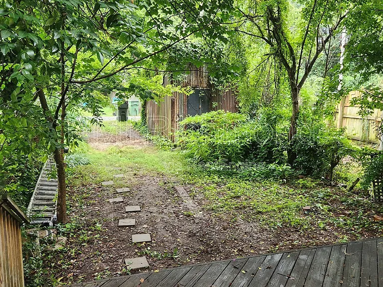 411 S Laurel St — Photo 11