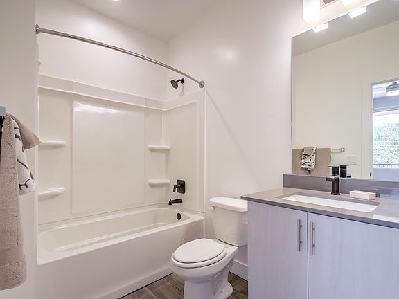 3rd Floor - 3 Piece Ensuite Master Bath
