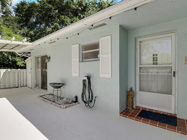 1329 Chippewa St — Photo 30