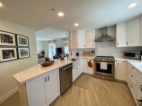 4th image of 10 Aragon Ave Suite 715