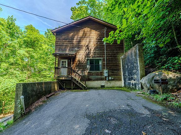 2nd image of 933 Ski Mountain Rd