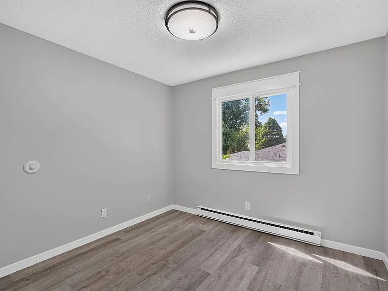 2bed 1 bath Unit in quiet Clive location — Photo 17