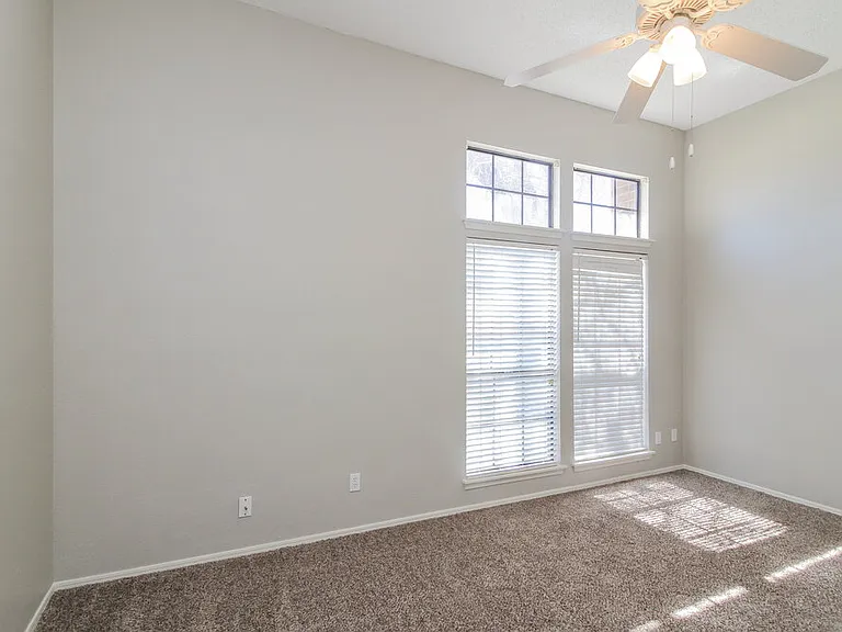 423 Barton Dr — Photo 8