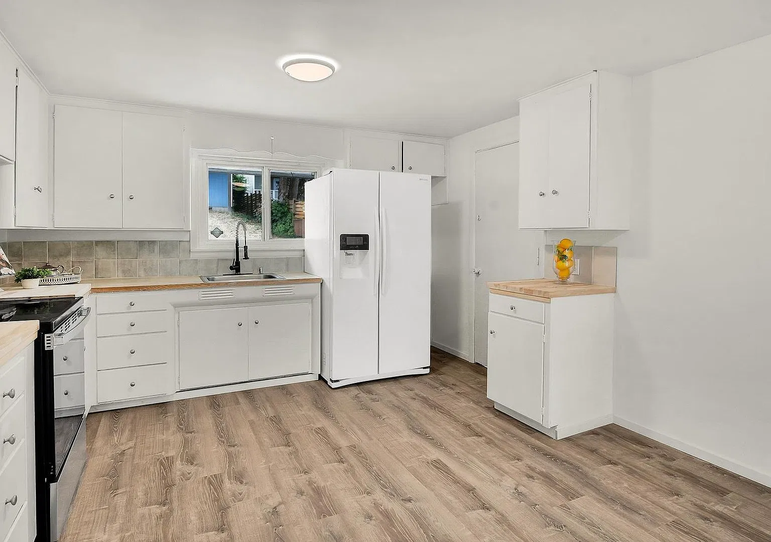 Spacious 5-Bedroom Home with Two Kitchens and Mountain Views in Tacoma — Photo 3