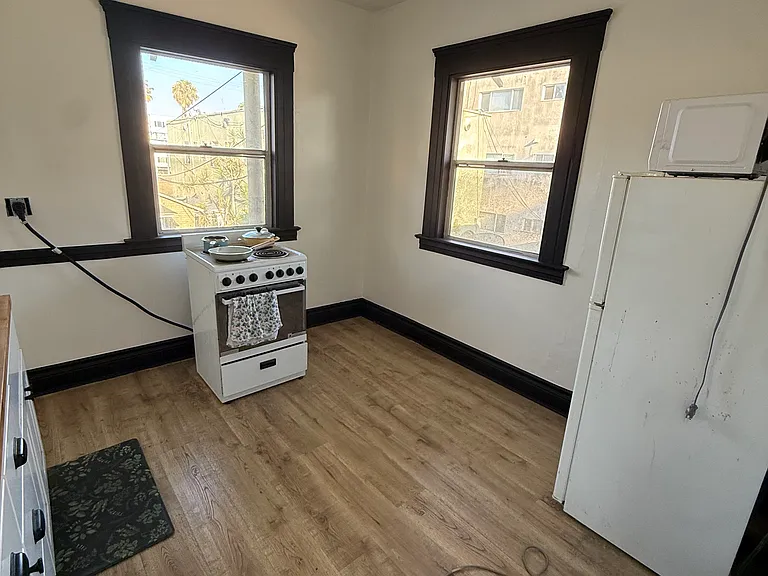 242 W 6th St — Photo 7