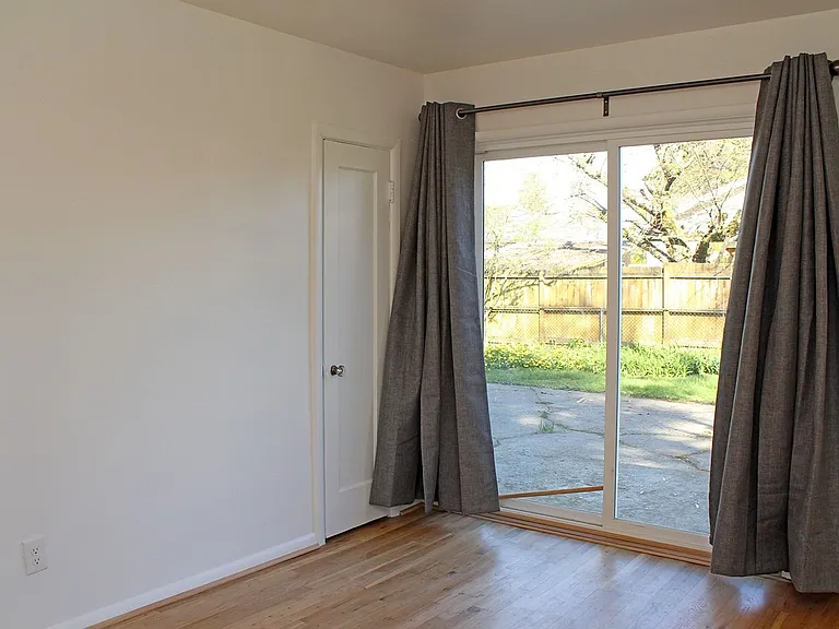 8401 NE Going Pl — Photo 16