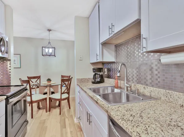 2800 Hamline Ave N APT 241, Roseville, MN 55113
