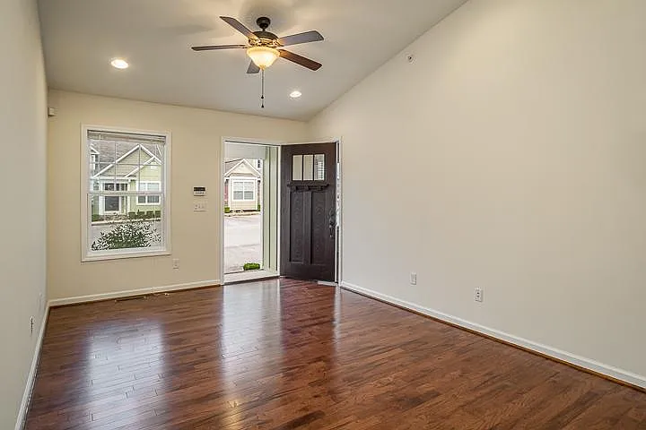 2 bed, 1012 sqft, $1,350 — Photo 2
