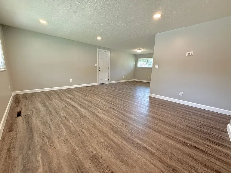 4409 Primrose Ln — Photo 2