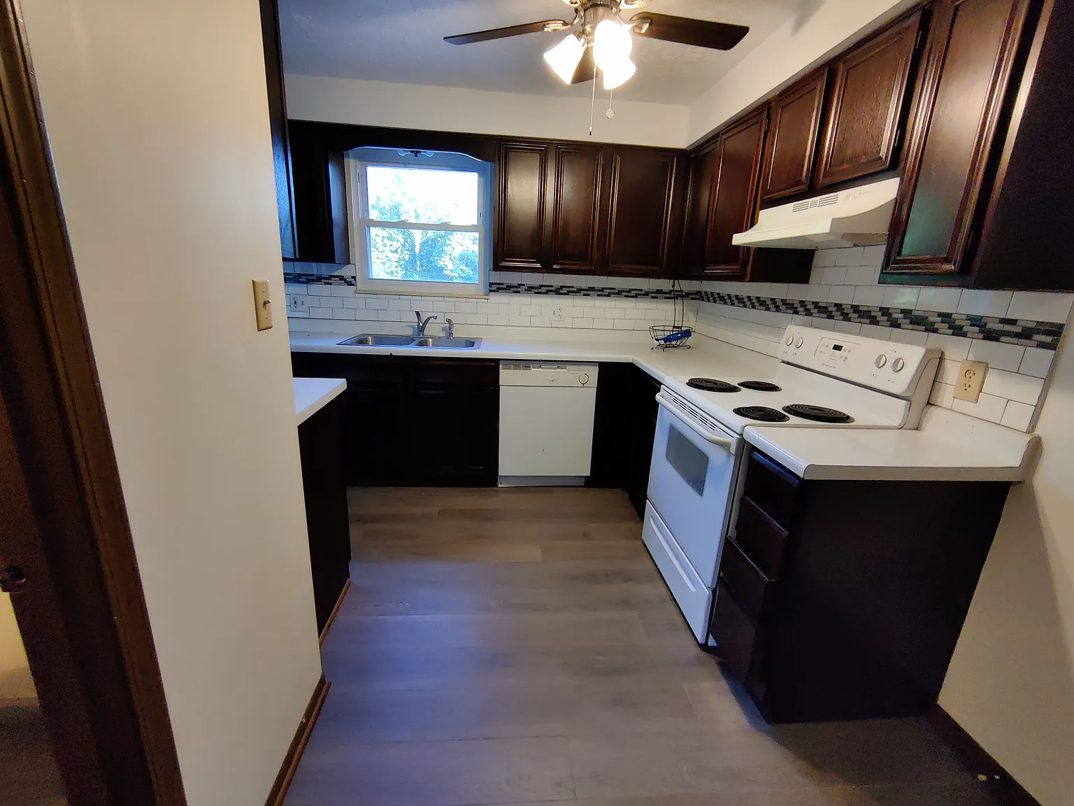 2 bed, 1.5 bath, 1200 sqft, $1,297 — Photo 4