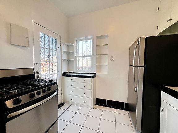 5th image of 643 N Spaulding Ave #1/2